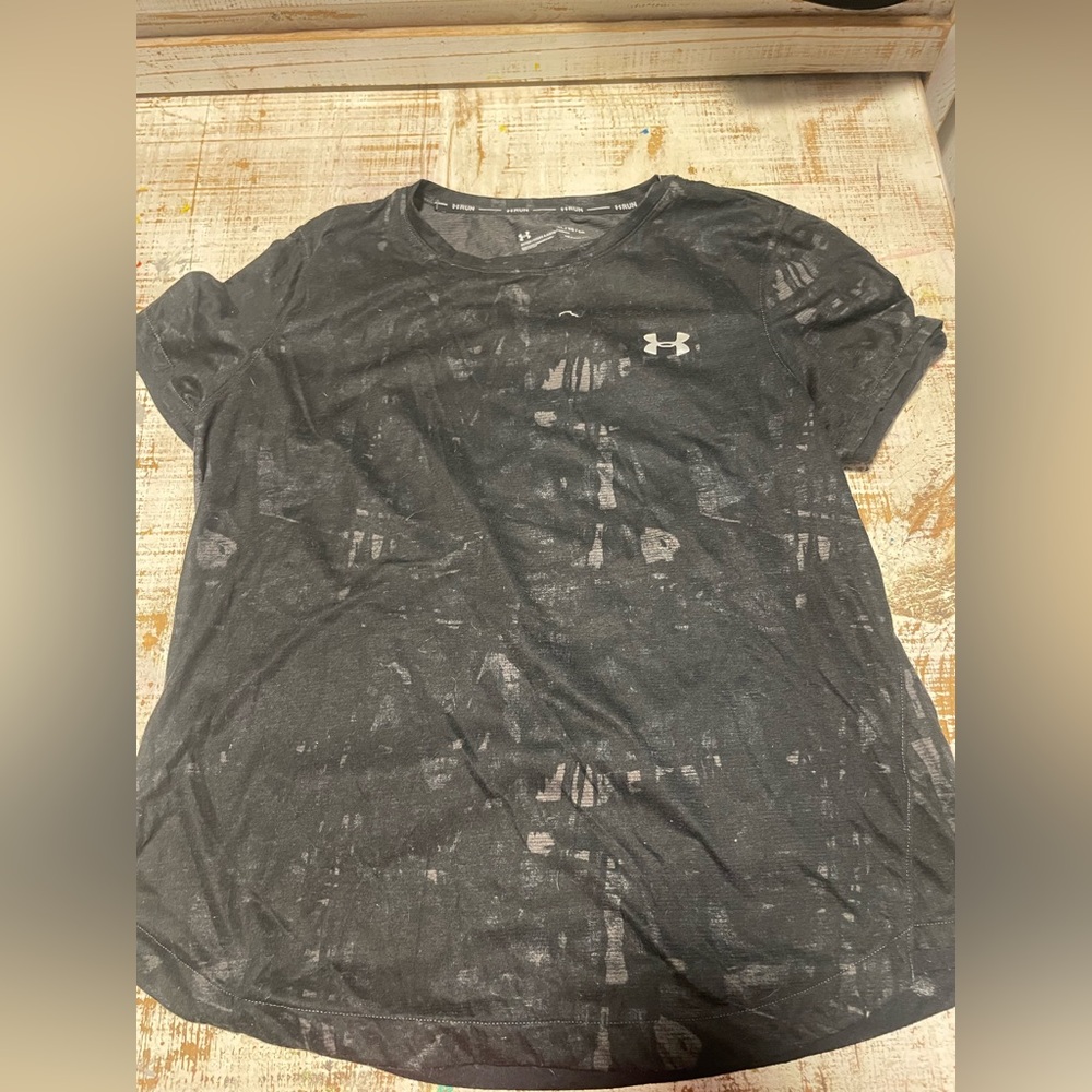 Black and gray under armor run shirt
